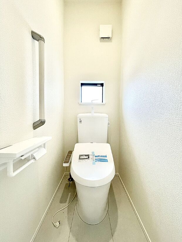 明るく清潔感のあるトイレです。