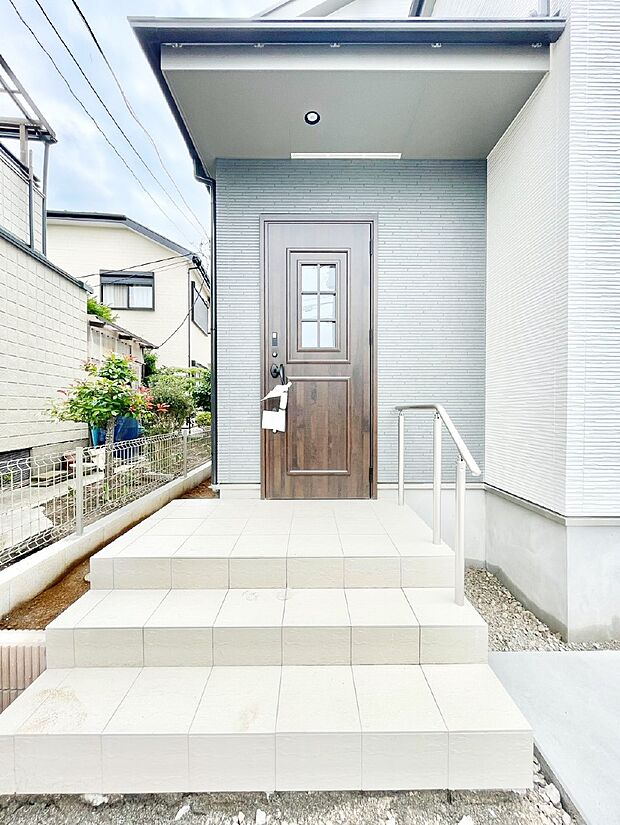 玄関前は雨が降っても濡れにくい屋根付き