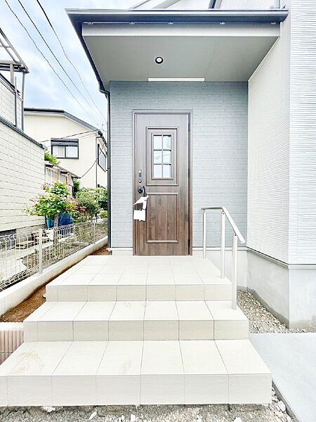 玄関前は雨が降っても濡れにくい屋根付き