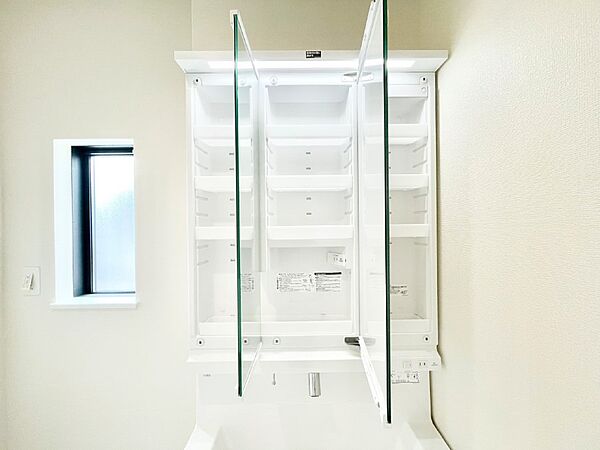 三面鏡の裏に、化粧品や衛生用品などを収納可能。洗面台をすっきりと保ちます！