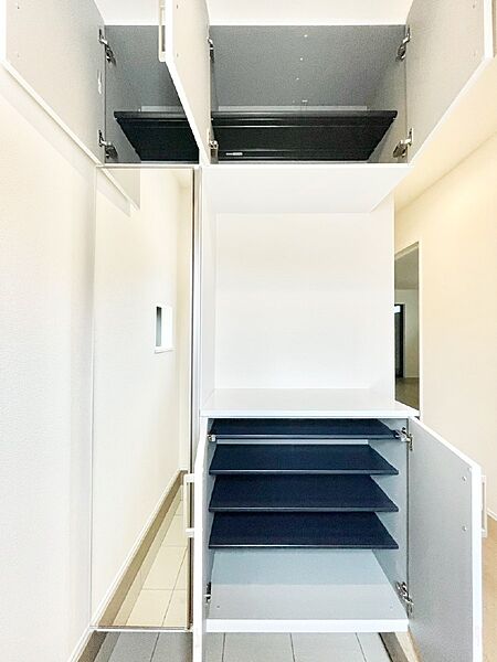 収納力ある下駄箱の活用で玄関廻りはいつでもスッキリ