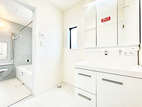 清潔感ある洗面化粧室で朝の身支度も快適