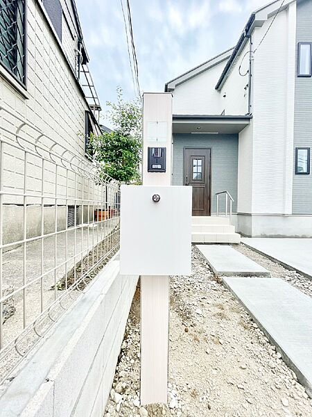 シンプルなデザインのポスト