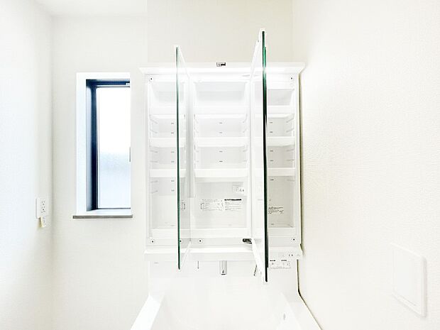 三面鏡の裏に、化粧品や衛生用品などを収納可能。洗面台をすっきりと保ちます!