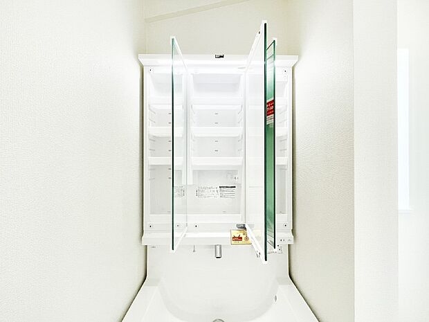三面鏡の裏に、化粧品や衛生用品などを収納可能。洗面台をすっきりと保ちます!