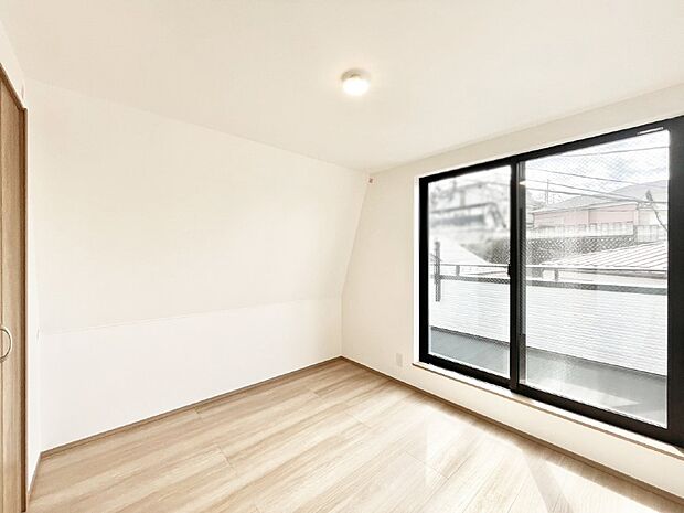 明るいバルコニーサイドに洋室を設置。目覚めの良い寝室に。 