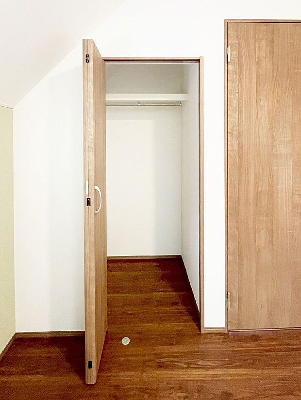 毎日着る衣類や荷物などの収納に便利なクローゼット付きです。