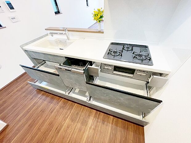 使いやすさを優先したスライド式収納タイプ！