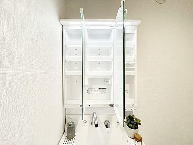 三面鏡の裏に、化粧品や衛生用品などを収納可能。洗面台をすっきりと保ちます！