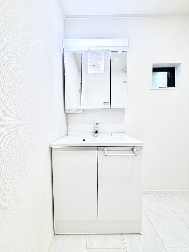 大きく見やすい三面鏡で清潔感ある洗面台は、身だしなみチェックや肌のお手入れにおすすめです。 