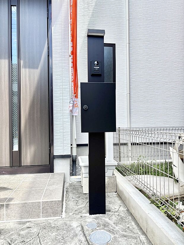 表札・インターホン・ポストをひとつに集約。エントランスになじむシンプルデザイン。