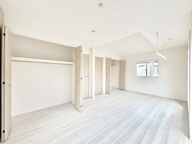 ライフスタイルに合わせて2部屋として利用できる広々とした洋室。