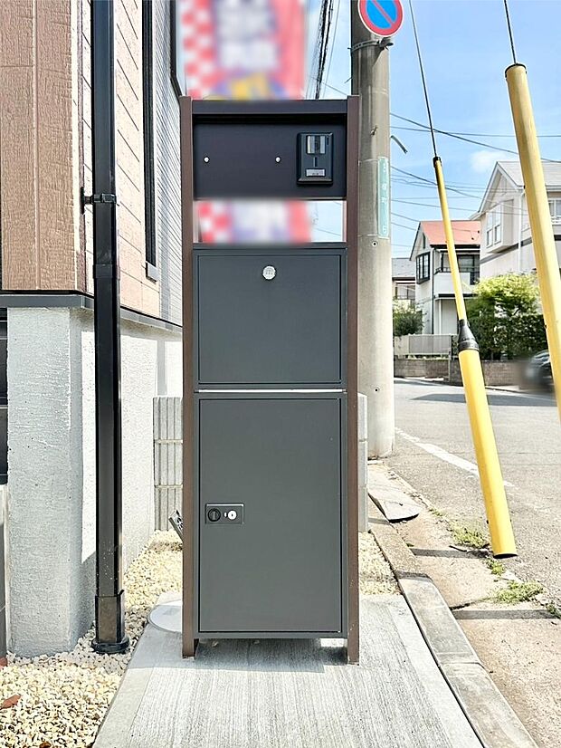 表札・インターホン・ポスト・宅配BOXをひとつに集約。エントランスになじむシンプルデザイン。