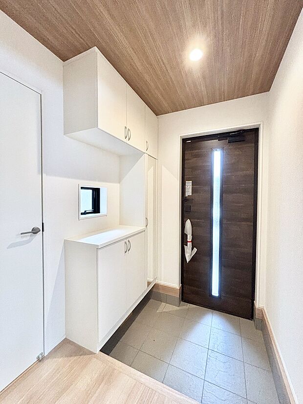 飾り棚を利用して、お越しいただくお客様をおもてなしできます。