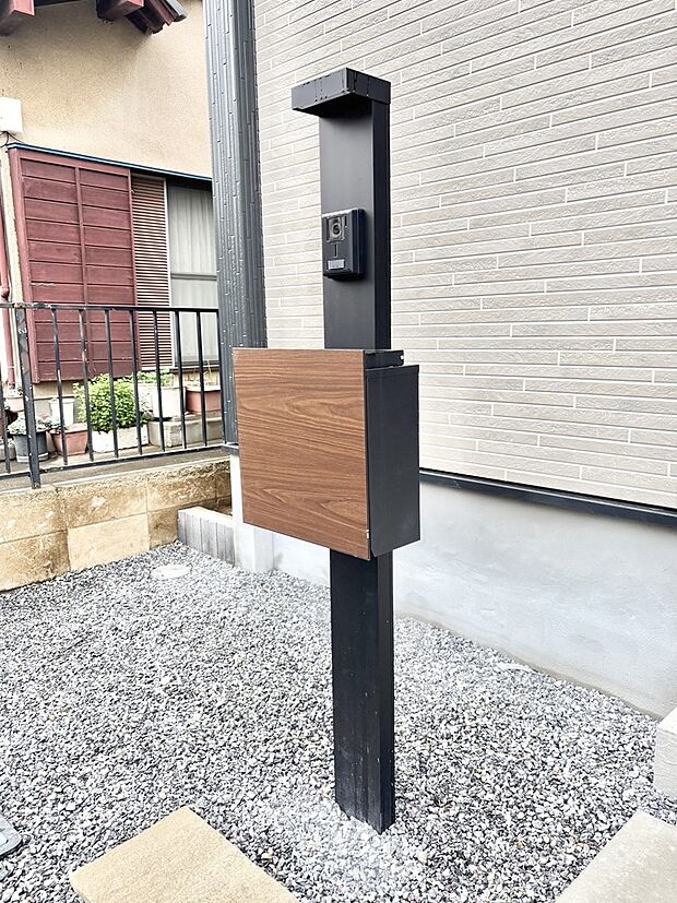 表札・インターホン・ポストをひとつに集約。エントランスになじむシンプルデザイン。