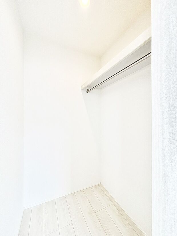 ウォークインクローゼットの活用で生活空間スッキリ