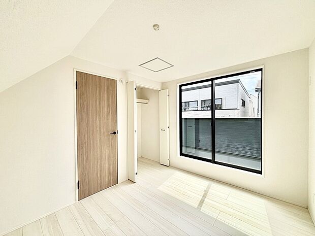 使いやすい形でベットや家具の置き方にも困ることもありません。