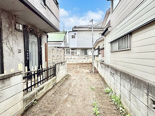 奥まった地形は、車道に面しておらず、静かでプライベート感を味わえる立地です。