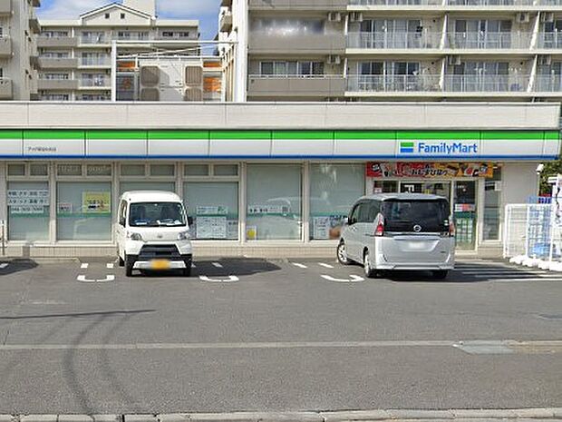 コンビニ 300m ファミリーマート アイダ草加中央店
