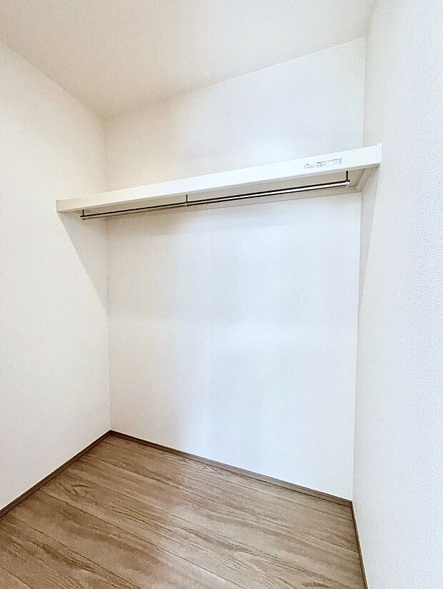 ウォークインクローゼット付きで生活空間を広く利用できます。