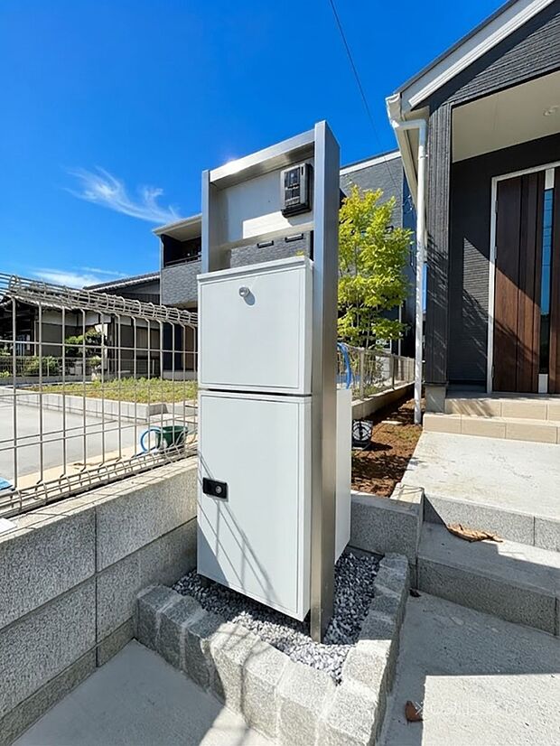 表札・インターホン・ポスト・宅配BOXをひとつに集約。エントランスになじむシンプルデザイン。