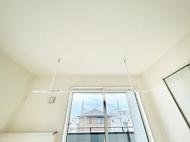 室内物干しポール。梅雨や花粉の時期に大活躍します。