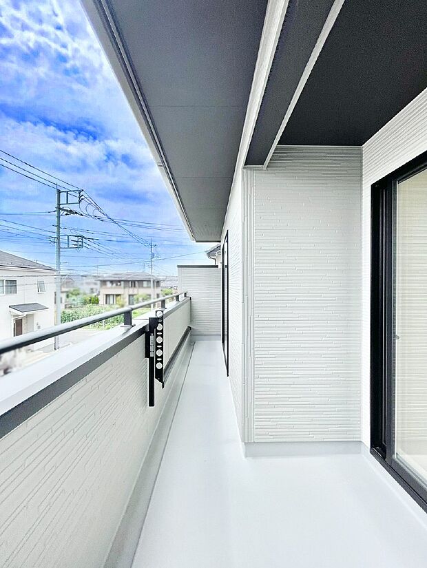 暖かな陽光が降り注ぐバルコニーはお洗濯におすすめ。爽やかな風も心地よいです。