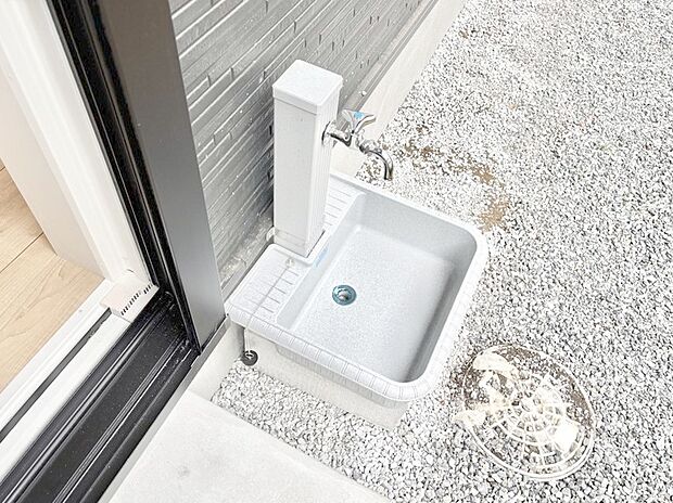 外水栓があると、庭のお手入れやちょっとした手洗い・洗車に便利です！ 