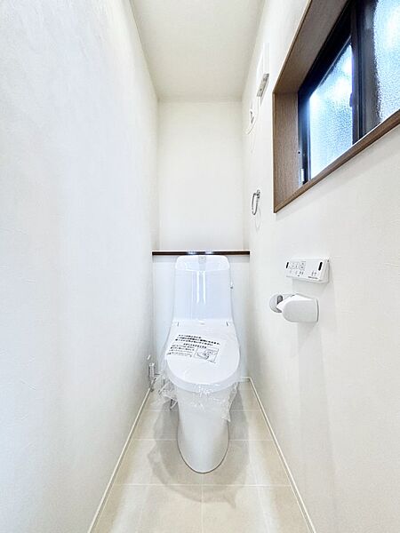 換気用小窓があり、明るく清潔な空間です。