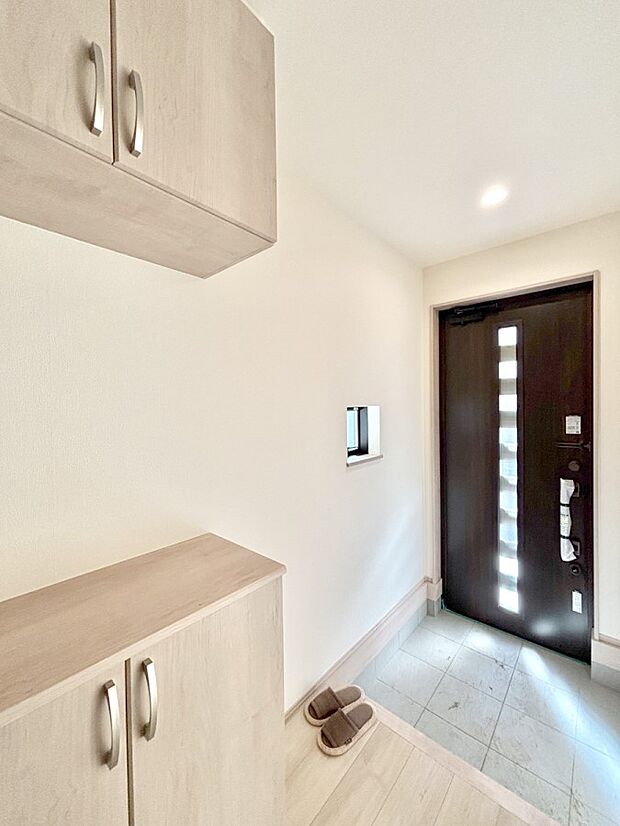 明るい玄関はお客様をお出迎えするのにぴったりです！ 