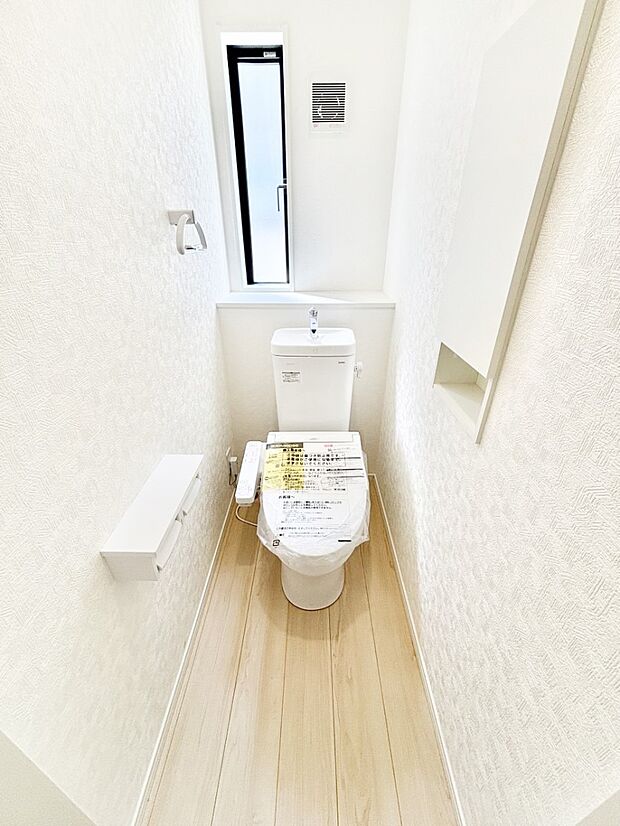 明るく清潔感のあるトイレです。