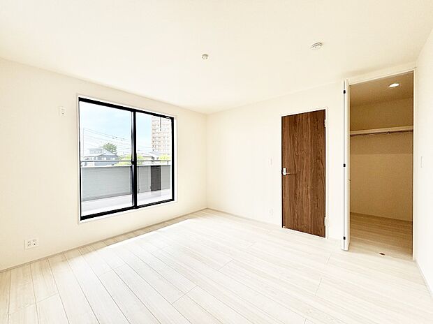 ウォークインクローゼットがあるお部屋!季節ごとの入れ替えも不要で便利です。