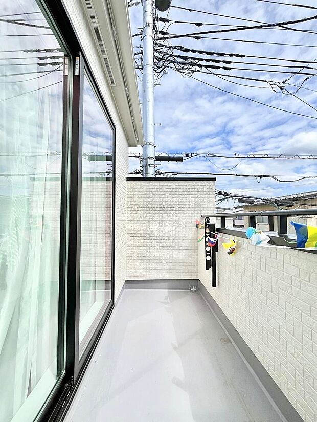 暖かな陽光が降り注ぐバルコニーはお洗濯におすすめ。爽やかな風も心地よいです。