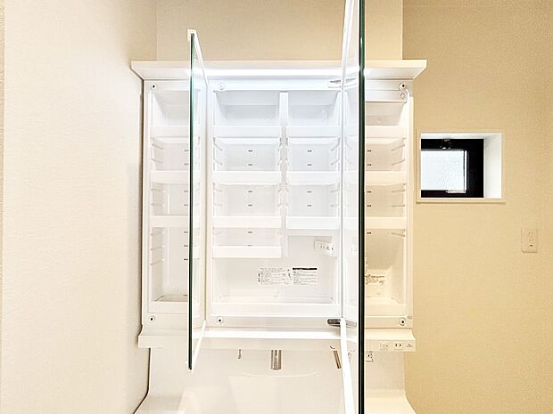 三面鏡の裏に、化粧品や衛生用品などを収納可能。洗面台をすっきりと保ちます!