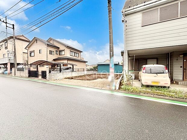 2台（車種による）駐車可！ご家族みんなの自転車も置ける広々カースペース。