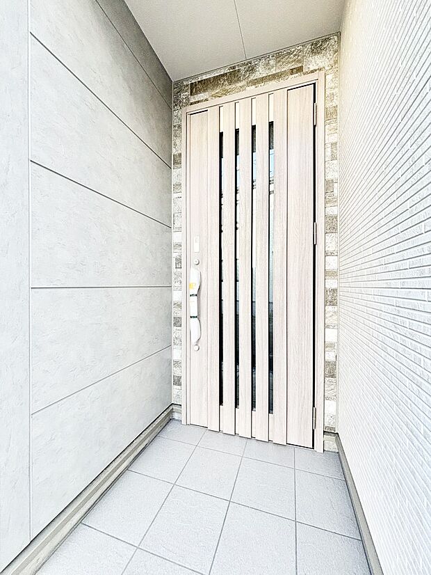 玄関前は雨が降っても濡れにくい屋根付き