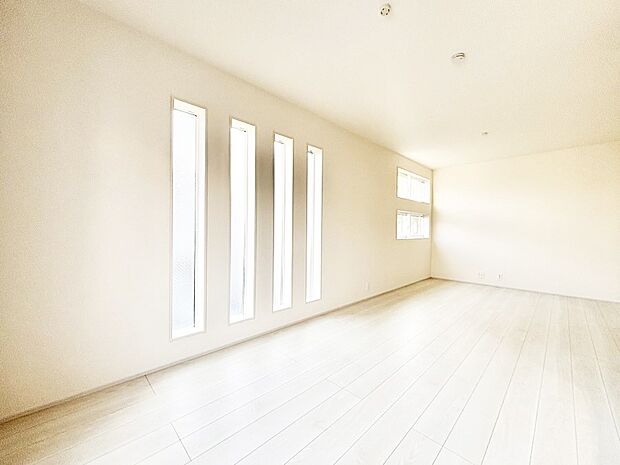 大きな窓からたっぷりの陽光と風を感じられるリビング