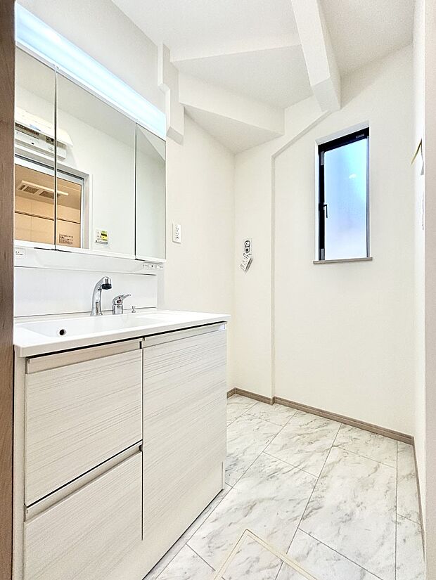 明るい洗面所は毎朝の身支度も楽しくできちゃいそうです。