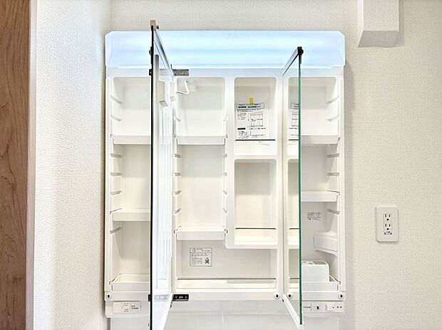 三面鏡の裏に、化粧品や衛生用品などを収納可能。洗面台をすっきりと保ちます！