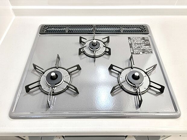 ガスコンロはＳｉセンサー搭載。火力調節や焦げ付き・消し忘れも防いでくれます。