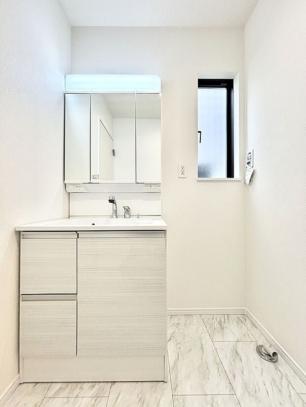 大きく見やすい三面鏡で清潔感ある洗面台は、身だしなみチェックや肌のお手入れにおすすめです。