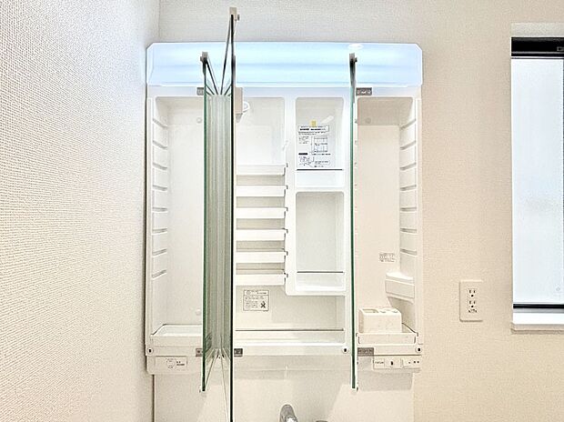 三面鏡の裏に、化粧品や衛生用品などを収納可能。洗面台をすっきりと保ちます!