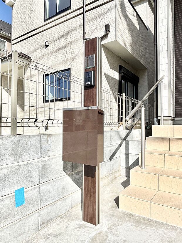 シンプルデザインのポスト。