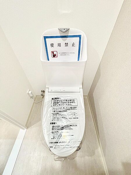 トイレは白を基調とした清潔感のある落ち着ける空間に！　