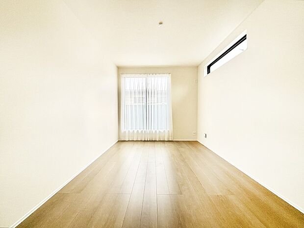 明るいバルコニーサイドに洋室を設置。目覚めの良い寝室に。 