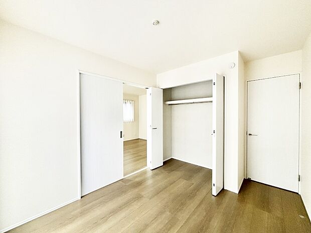 リビング横の洋室は引き戸を開ければリビングと一体に。閉じれば独立した洋室に。