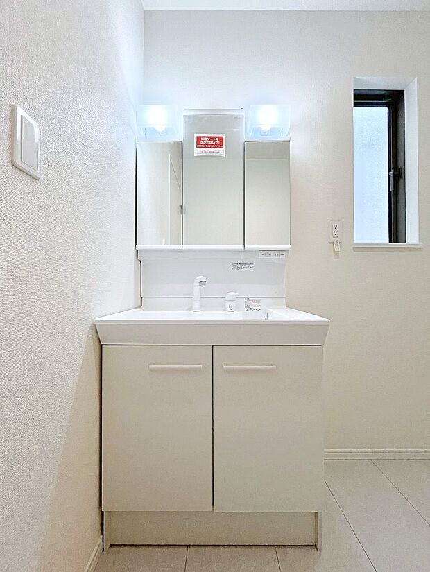 大きく見やすい三面鏡で清潔感ある洗面台は、身だしなみチェックや肌のお手入れにおすすめです。 