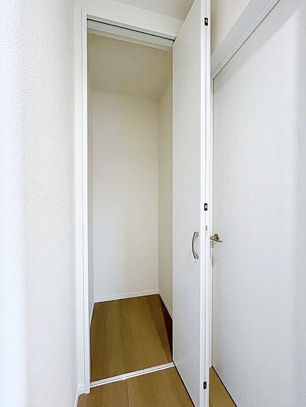 玄関ホール収納です。掃除道具やお出かけ用グッズの収納に便利です。