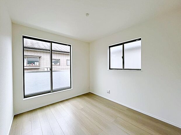 バルコニーが開放感をプラスしてくれる洋室