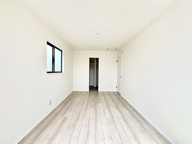 ウォークインクローゼットがあるお部屋！季節ごとの入れ替えも不要で便利です。 